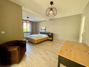 11 bedrooms, travel cot, WiFi