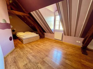 11 Schlafzimmer, Reisekinderbett, WLAN