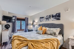 2 bedrooms, free WiFi, bed sheets - Steps to the Slopes/Pool and Hot Tub Access/Private Patio with Grill (Keystone)