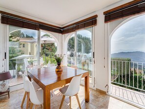 Villa | Dining - Villa in Oliva Near Platja D'oliva Beach (Oliva)