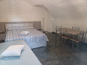 1 bedroom, WiFi, bed sheets - Annamaria's petite maison (Napoli)