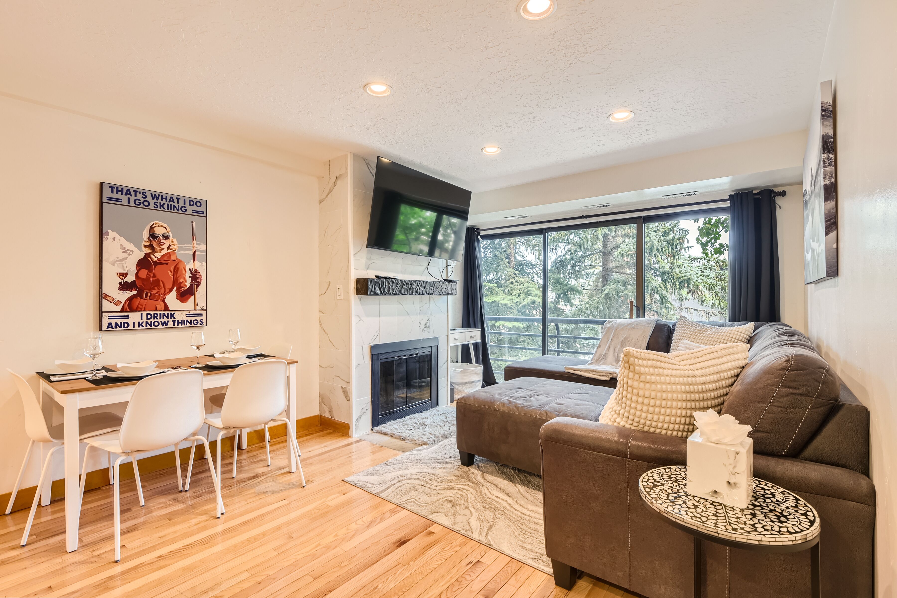 Smart TV, fireplace