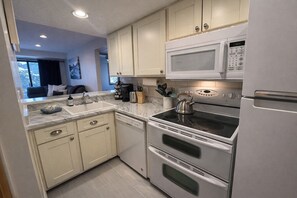 Wasserkocher mit Kaffee-/Teezubehör, Kühlschrank, Mikrowelle, Ofen