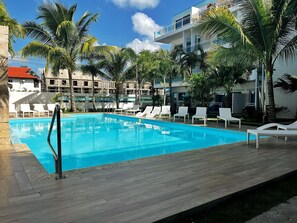 Una piscina al aire libre