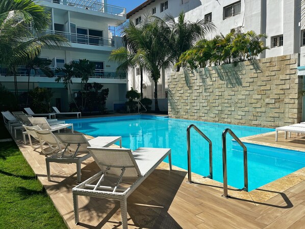 Una piscina al aire libre