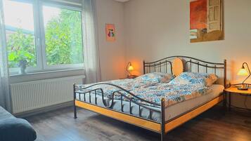 4 slaapkamers, een bureau, een strijkplank/strijkijzer, gratis wifi