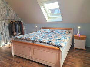 4 bedrooms, desk, iron/ironing board, free WiFi