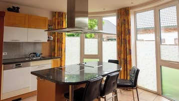 Kühlschrank, Mikrowelle, Ofen, Geschirrspüler