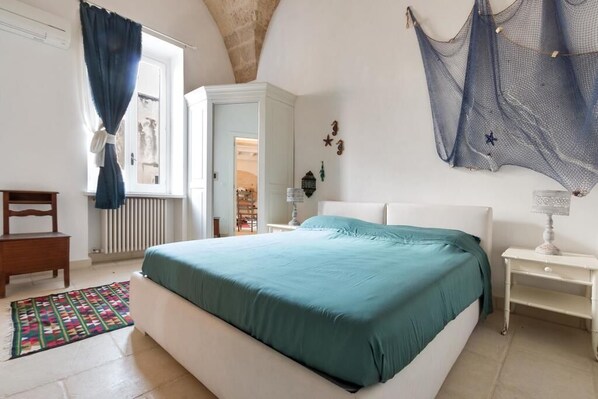 2 bedrooms, iron/ironing board, bed sheets