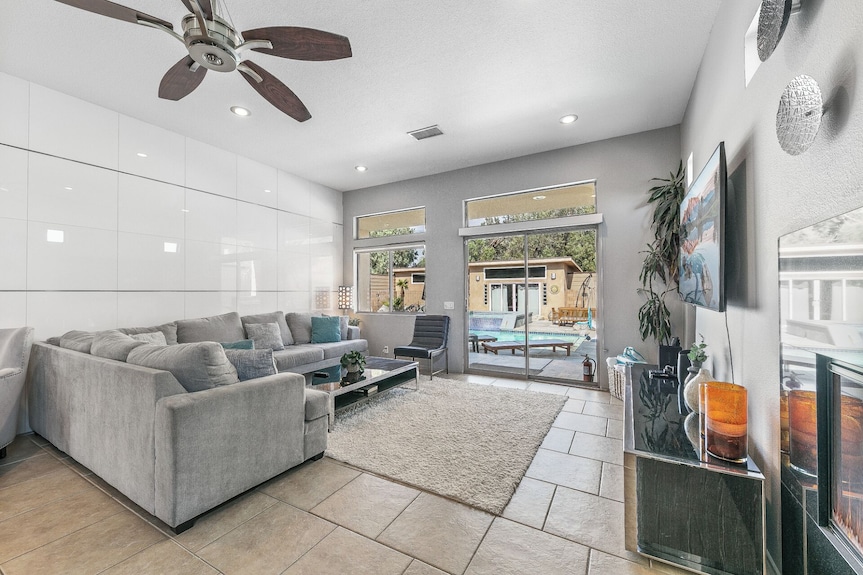 Large Lot, Good Size Home 6 Bds, Billiards, Close Proximity To Ps & Golf - Palm Springs, CA