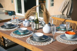 Outdoor dining - Large lot, good size home 6 bds, billiards, close proximity to PS & golf   (Desert Hot Springs)