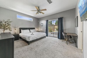 5 slaapkamers, een bureau, een strijkplank/strijkijzer, reisbedje