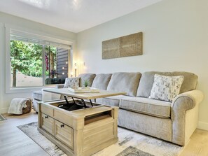 Smart TV, tavolo da calcetto, tavolo da ping pong, libri