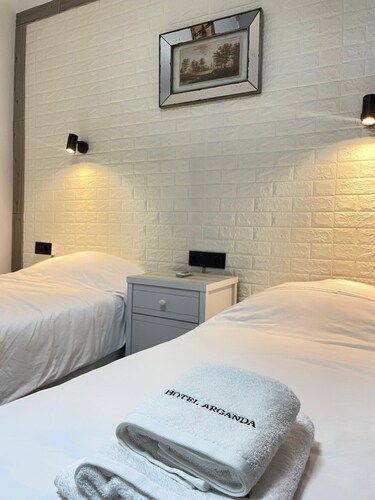 Habitación Doble Interna con dos Camas Individuales, Baño Privado