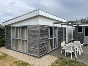 Exterior - Enticing Chalet Beachside (Hellevoetsluis)