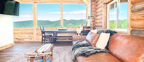 Cabana superluxo, vista para a montanha | Área de estar | TV, DVD player