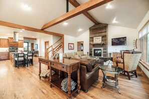 Smart TV, fireplace - The Riverhouse on the East Gallatin (Belgrade)