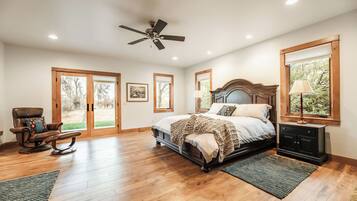 4 bedrooms, iron/ironing board, WiFi, bed sheets