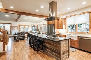 Microwave, oven, stovetop, dishwasher - The Riverhouse on the East Gallatin (Belgrade)