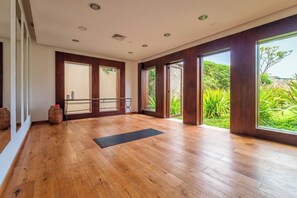 A spacious room with wooden flooring, large windows, and a balcony. - Curamoria Collection Celeste Huatulco (Santa María Huatulco)