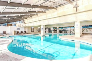 Una piscina cubierta, una piscina climatizada