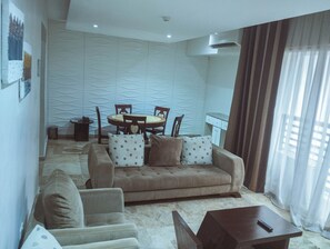 Habitación individual Deluxe, vistas a la ciudad | Baño | Artículos de higiene personal gratuitos, zapatillas, toallas y jabón