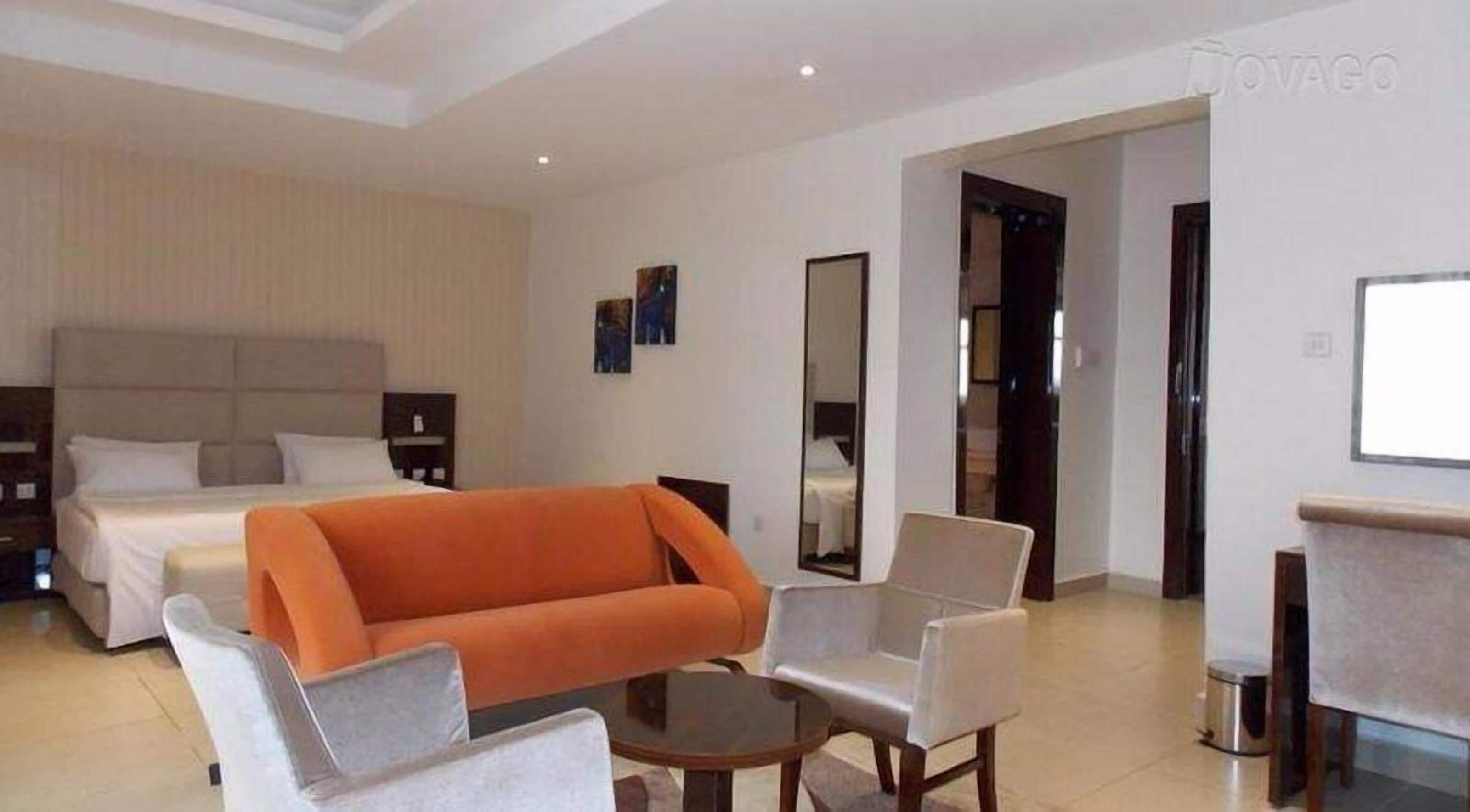 Quarto solteiro luxo, vista para a cidade | Cofres nos quartos, escrivaninha, espaço de trabalho para notebook