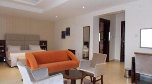 Habitación individual Deluxe, vistas a la ciudad | Caja fuerte, escritorio, espacio para trabajar con un portátil