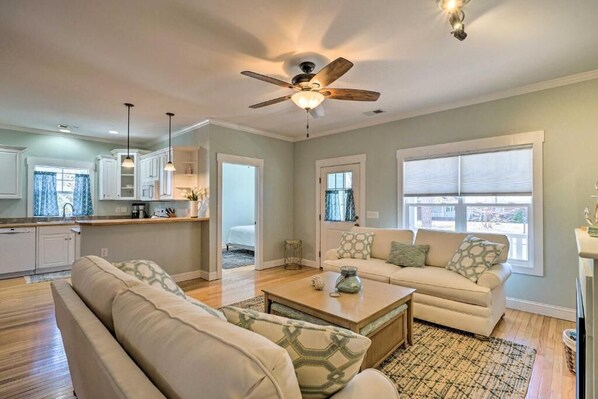 TV, fireplace - The Southport Cottage! (Southport)