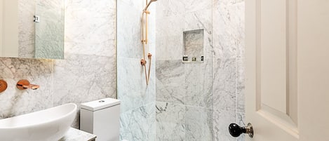 Dusche, umweltfreundliche Kosmetikartikel, Haartrockner, Handtücher
