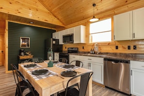 Fridge, microwave, oven, stovetop - NEW HOT TUB Cozy Cabin Cumberland River near Lake Cumberland~Firepit~New build (Jamestown)