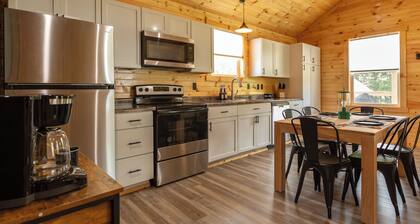 NEW HOT TUB Cozy Cabin Cumberland River near Lake Cumberland~Firepit~New build