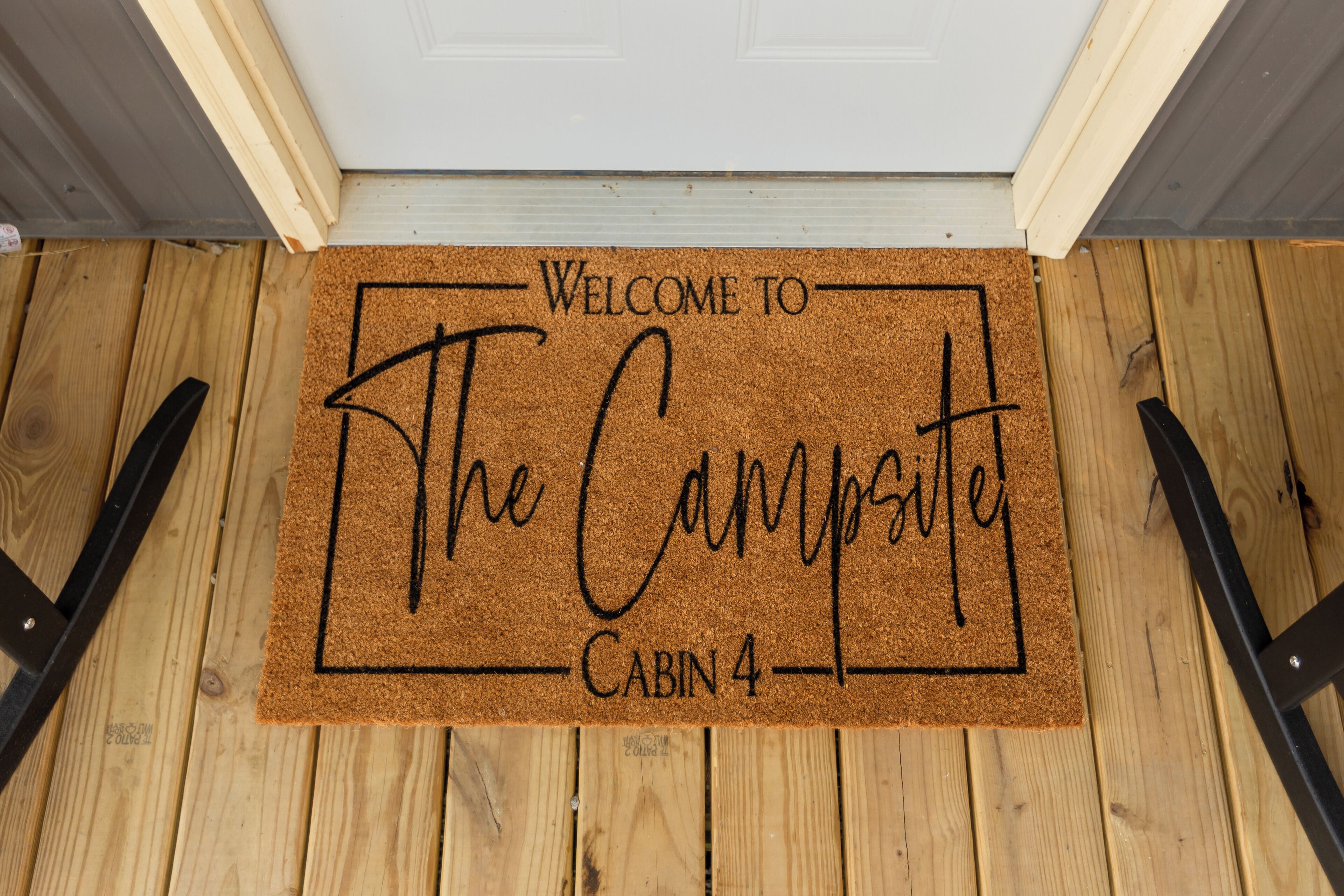 Un zerbino con la scritta "WELCOME TO The Cabin Site Cabin 4".