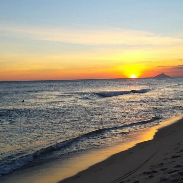 Una playa cerca, arena blanca