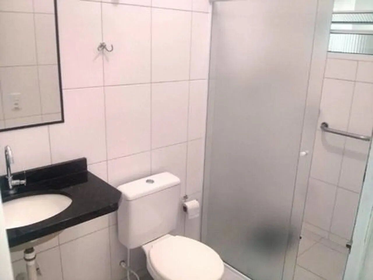 Un baño con inodoro, lavabo y ducha.
