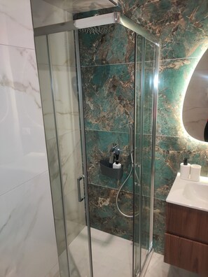 Shower, hair dryer, bidet, towels - Structure in the heart of the historic center of Naples within walking distance of the Duomo (Napoli)