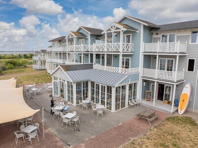 Luxury Suite With air Conditioning, Near the Beach
