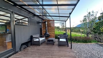 全景開放式套房, 山景 | 起居區 | 平面電視、壁爐