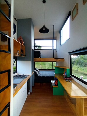 Panoramic-Studiosuite, Bergblick | Wohnbereich | Flachbildfernseher, Kamin