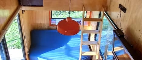 Studiosvit Panoramic - utsikt mot bergen | Duntäcken, individuell inredning, unika möbler och skrivbord