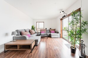 TV - GuestReady - Urban vibe with balcony (Boavista)