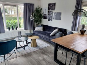 Living room - Cozy Chalet 25 km From Amsterdam (Velsen-Zuid)