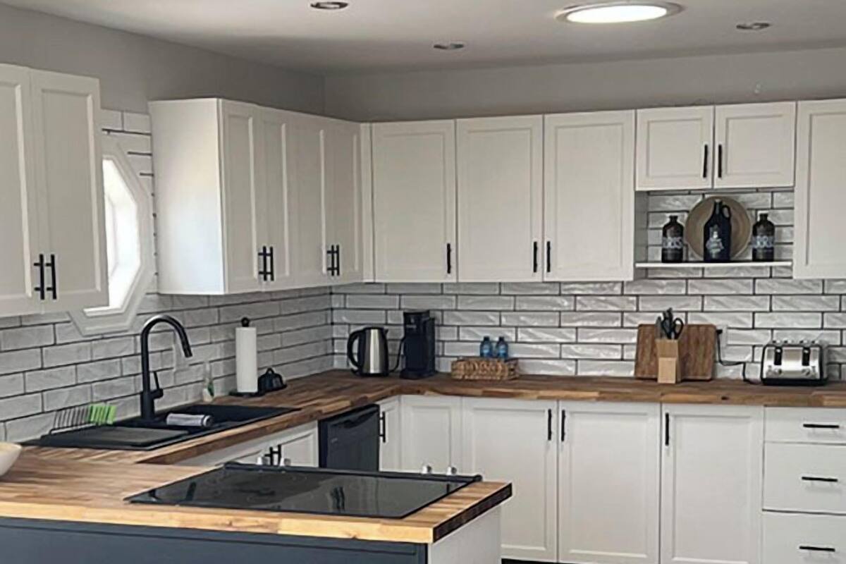 Executive Bungalow | Private kitchen | Oven, stovetop, dishwasher, toaster