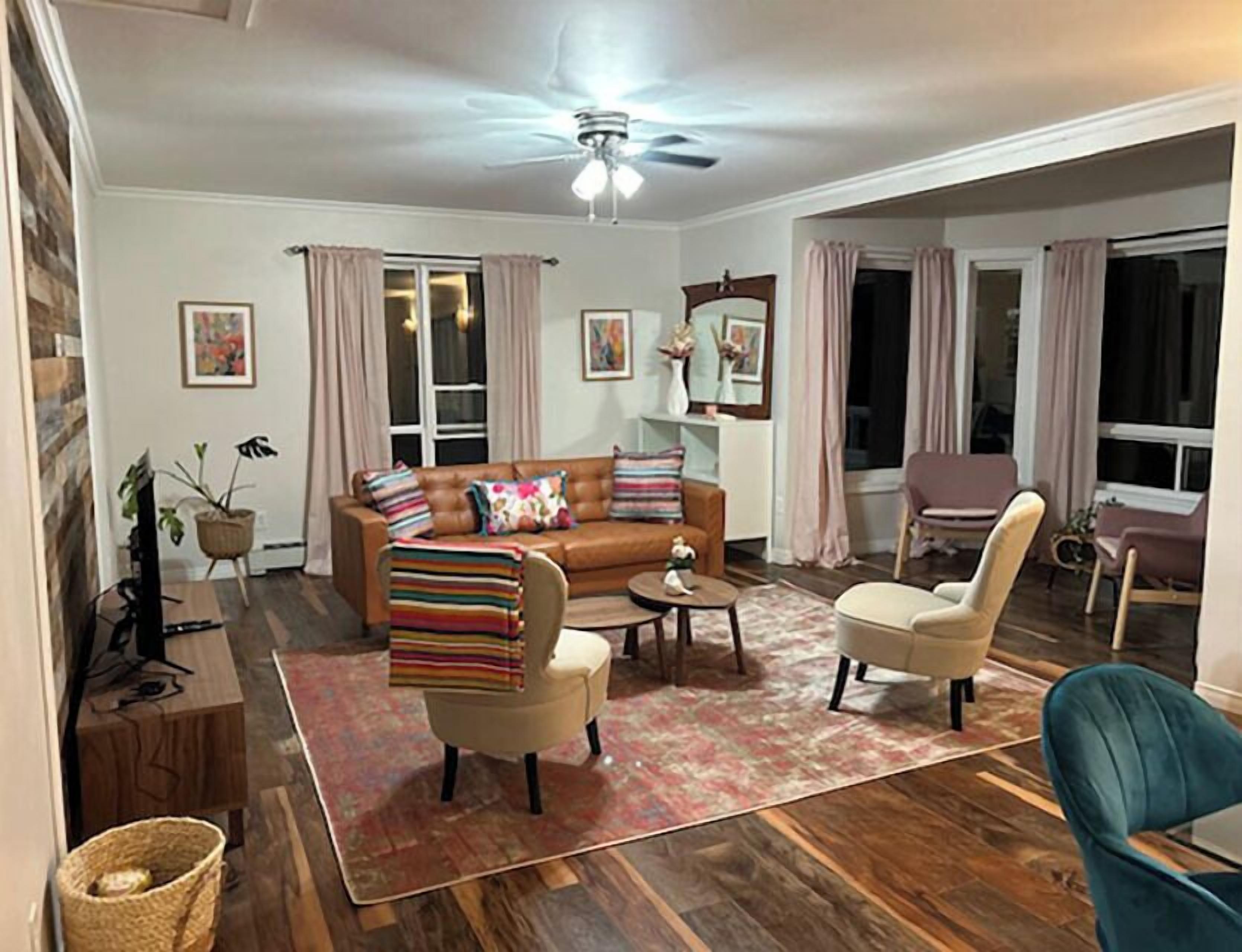 Executive House, Bay View | Living area | TV