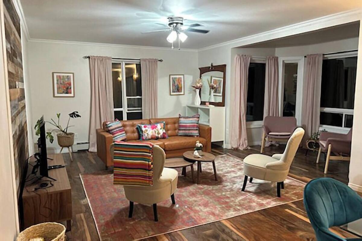 Executive House, Bay View | Living area | TV