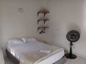 Chambre Simple, balcon, vue ville | Rideaux occultants, fer et planche à repasser, Wi-Fi gratuit
