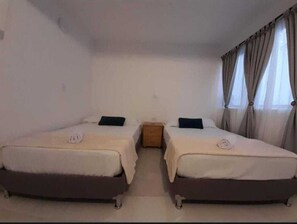 Chambre Standard avec lits jumeaux, vue cour intérieure | Rideaux occultants, fer et planche à repasser, Wi-Fi gratuit