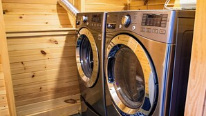 Un lavadero moderno y funcional con electrodomésticos de acero inoxidable y paredes de madera.