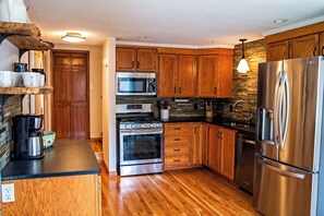 Kylskåp, mikrovågsugn, ugn och spishäll