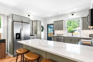 Réfrigérateur, four à micro-ondes, un four, surface de cuisson